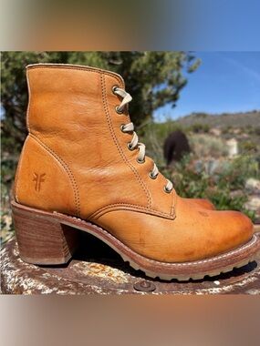 FRYE Sabrina 6G Lace-Up Boots